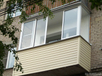 Обшивка балкона сайдингом кремовый цвет