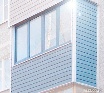 Обшивка балкона сайдингом голубой цвет