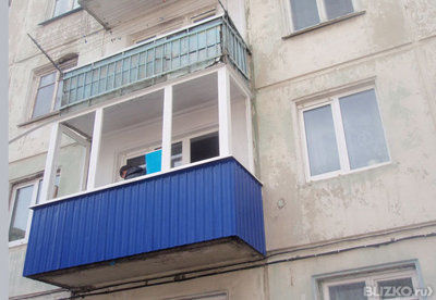Внешняя обшивка балконов профнастилом: цвет синий