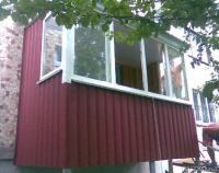 Внешняя обшивка балконов профнастилом: цвет гранат