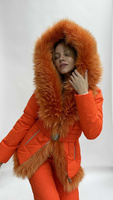 Оранжевый яркий зимний костюм для прогулок до - 35 градусов с натуральным мехом, модель Bellezza
